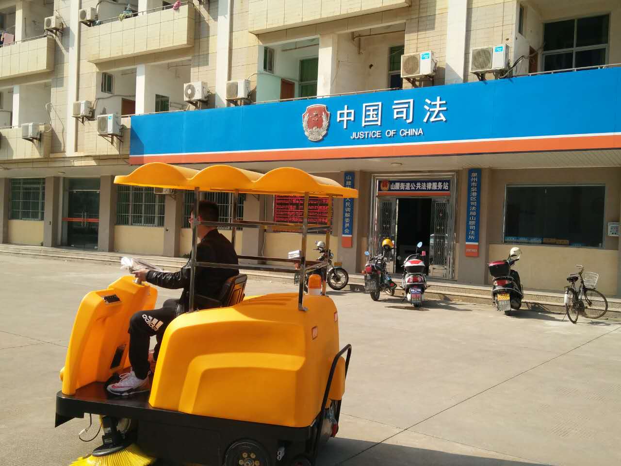 驚！一輛潔博士路面清掃機，惹得員工搶著(zhù)干活？