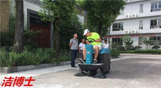 小型掃地車(chē)