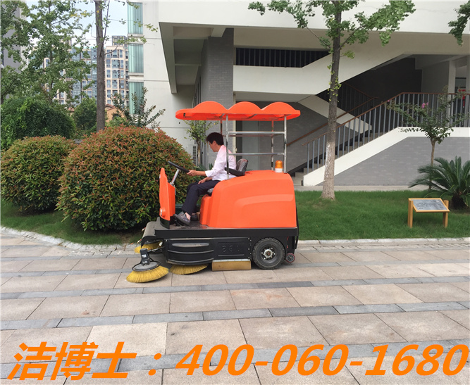 潔博士駕駛掃地車(chē)用戶(hù)案例—河南牧業(yè)經(jīng)濟學(xué)院 潔博士駕駛掃地車(chē)用戶(hù)案例—河南牧業(yè)經(jīng)濟學(xué)院