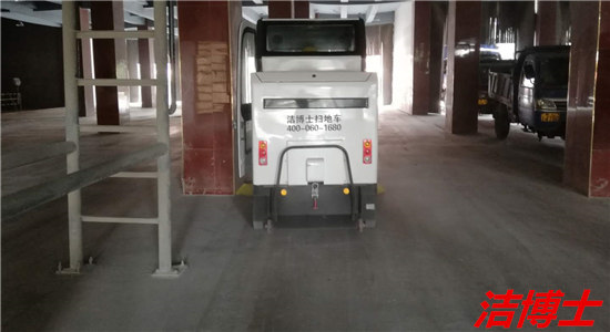 駕駛掃地車(chē)