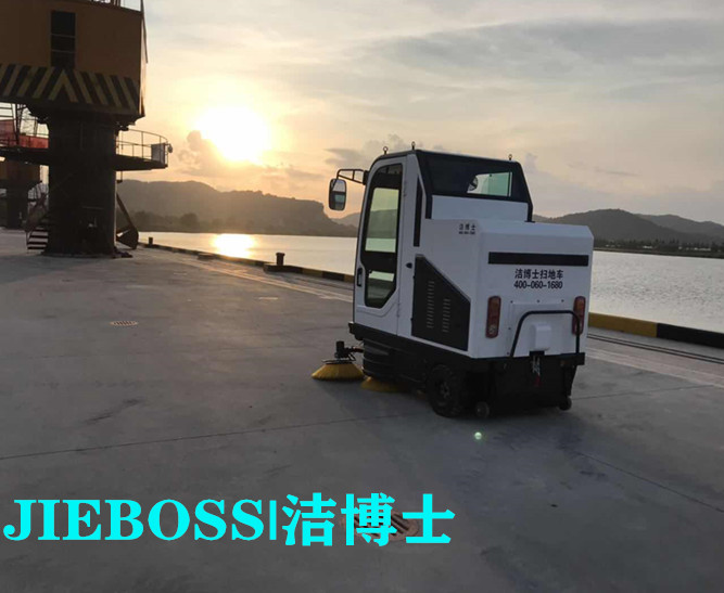 鄂爾多斯烏蘭煤碳集團---全封閉掃地車(chē) 鄂爾多斯烏蘭煤碳集團---全封閉掃地車(chē)