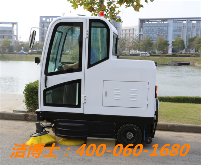 潔博士駕駛掃地車(chē)客戶(hù)案例-云南香格里拉金埔園林