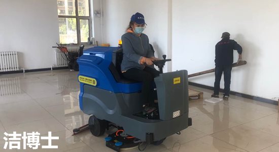 洗地機使用中 洗地機使用中