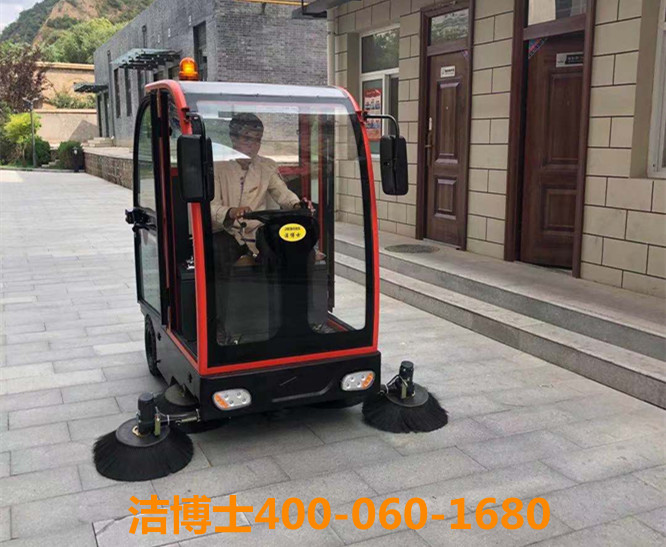 潔博士駕駛掃地機，洗地機客戶(hù)案例-牡丹江鏡鵬會(huì )展服務(wù)有限公司